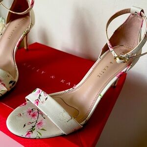 Strappy sandal, adjustable. Kelly & Katie white with floral design